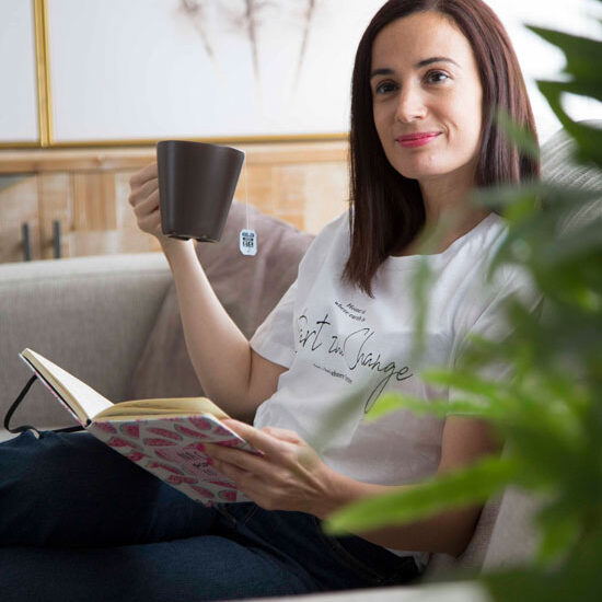 mujer relajada con taza